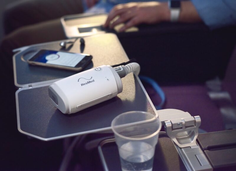sleep-apnea-travel-cpap-airmini-on-airplane-tray-table-full-photo-1024x741-1-1.jpg Resmed AirMini Travel Auto CPAP – Lightest (300g) and Powerful