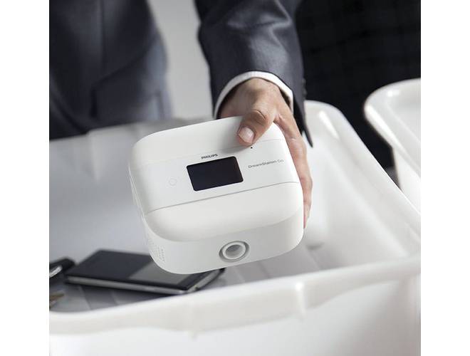 dreamstationgoholding_jpg_egdetail Philips Respironics DreamStation Go Travel Auto CPAP